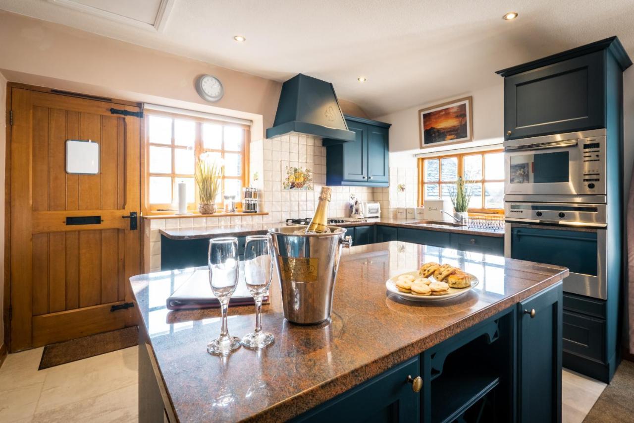 Stunning Cottage Grade 2 Listed With Parking And Hot Tub Bowness-on-Windermere Esterno foto