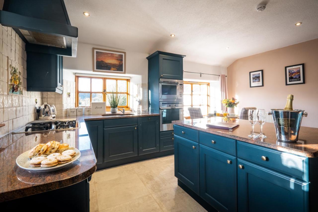 Stunning Cottage Grade 2 Listed With Parking And Hot Tub Bowness-on-Windermere Esterno foto