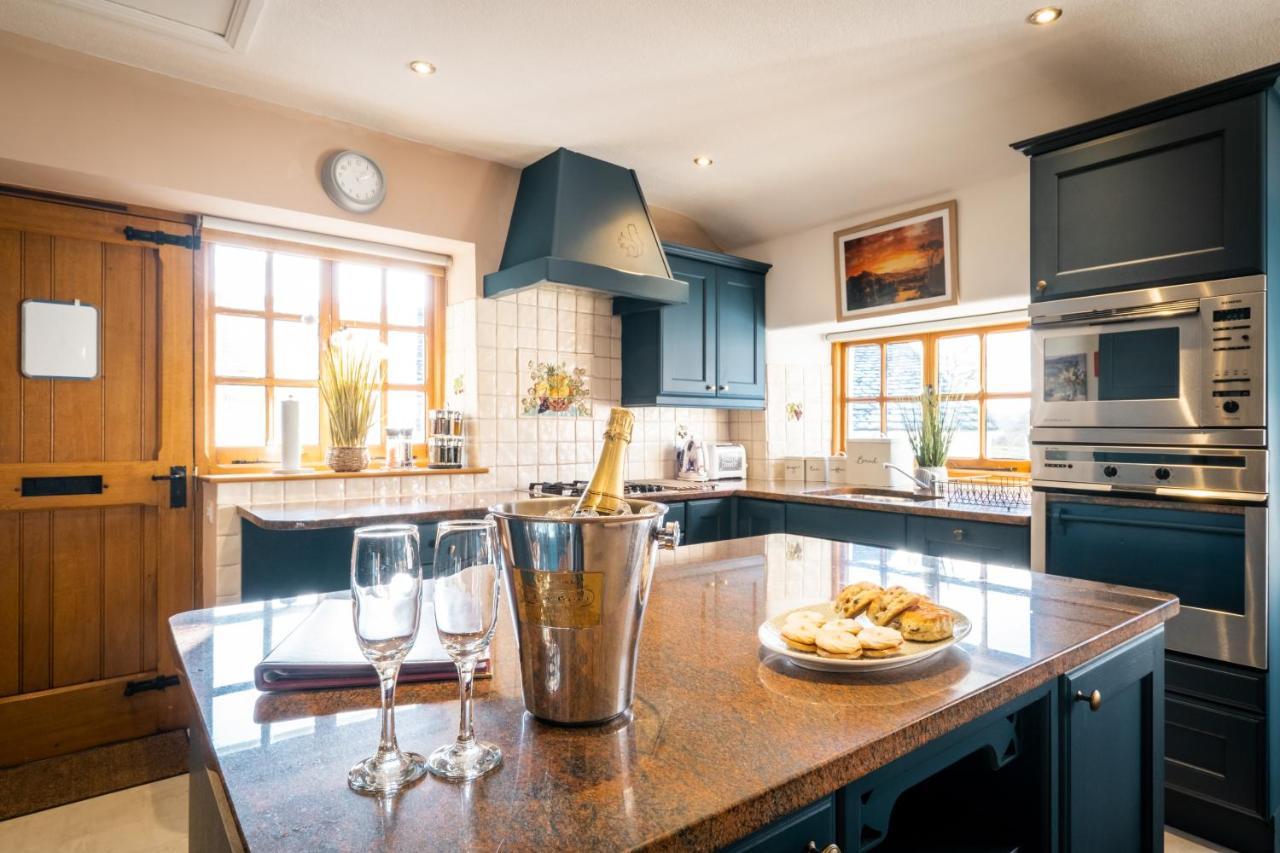 Stunning Cottage Grade 2 Listed With Parking And Hot Tub Bowness-on-Windermere Esterno foto